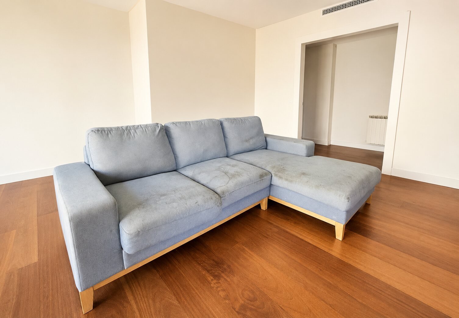 Chaise longue gris antes de su limpieza en Lorca