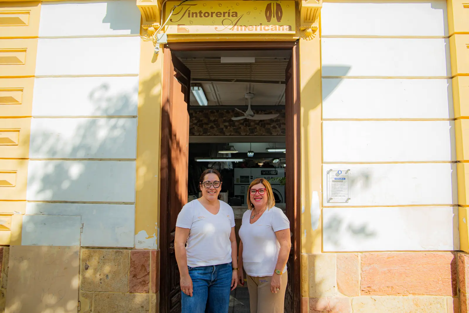 Equipo de Tintorería Americana en su establecimiento de Lorca